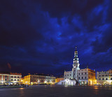 Fototapeta Miasto - Ciemne chmury nad ratuszem w Zamościu 