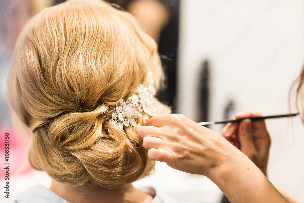 фотография Hair stylist makes the bride before a wedding
