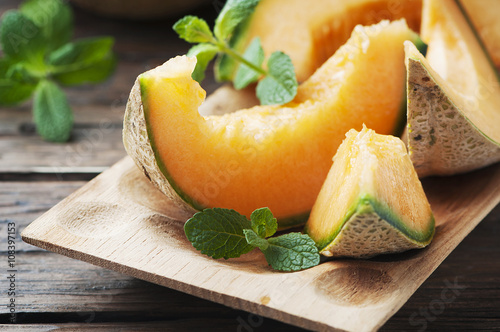 Fotografía Fresh sweet orange melon on the wooden table