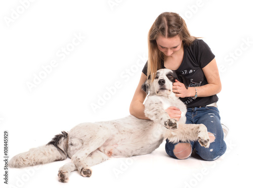 Junges Mädchen kuschelt mit ihrem Hund freigestellt kaufen Sie