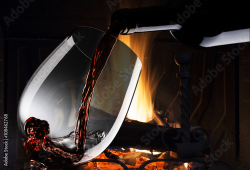 Verre de vin rouge près de la cheminée Tableau sur Toile
