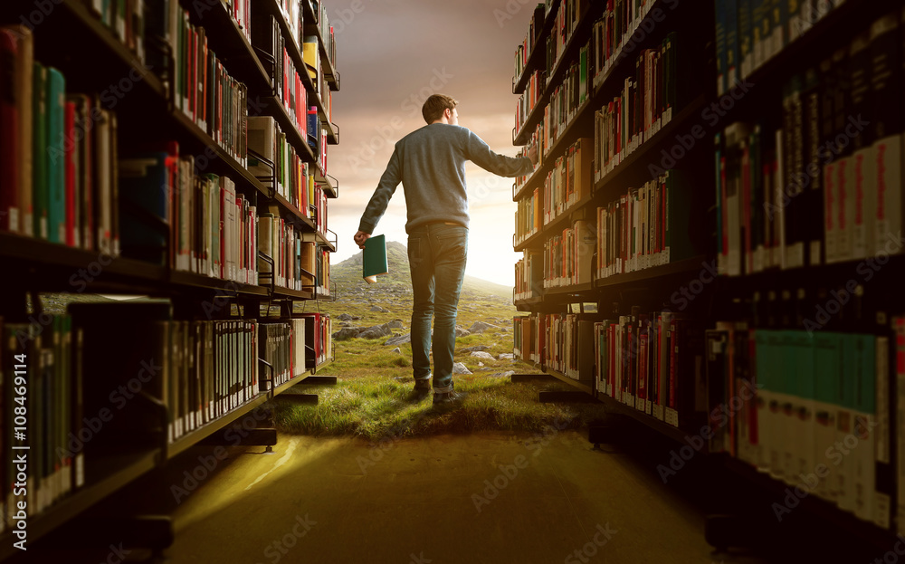 Mann in Bücherei mit lebhafter Fantasie - obrazy, fototapety, plakaty 