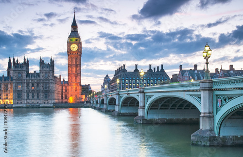 Fototapeta na szkło Big Ben i domy Parlamentu w nocy w Londynie, Wielka Brytania