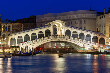 Wall Mural - Night view of Rialto bridge and Grand Canal in Venice. Italy