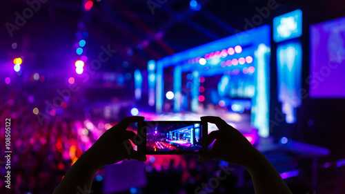 Take photo concert in front of stage Tableau sur Toile