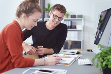 Poster - studenten arbeiten zusammen an einem projekt im büro