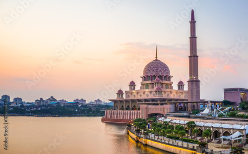 Photo Sunset view of Putra Mosque located in Putrajaya, Kuala Lumpur, Malaysia