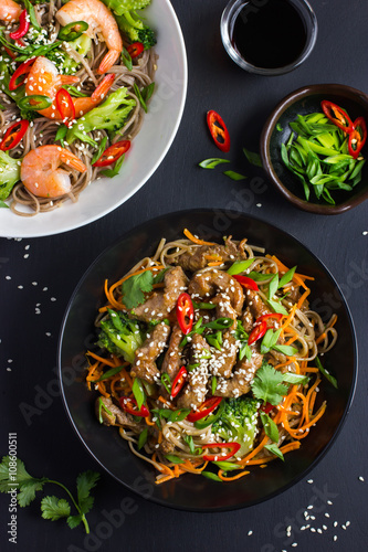 Fotografía Tazón de fideos soba con carne y verduras. Comida asiática.