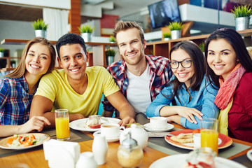 Canvas Print - Portrait of friends in cafe