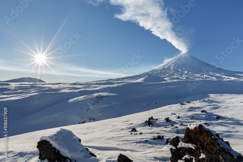 Fotomural Winter view on eruption Klyuchevskoy Volcano - active volcano of Kamchatka Penin