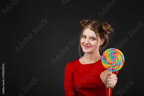 Fotografía Portrait of a smiling young beautiful girl in a red dress with a