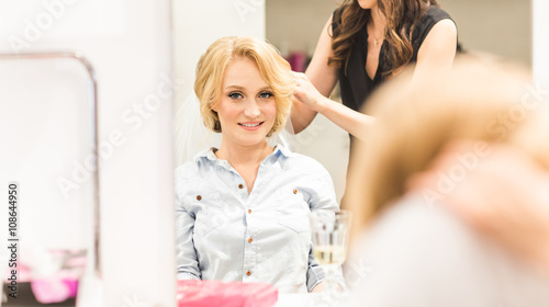 Obraz na plátně Hair stylist makes the bride before a wedding