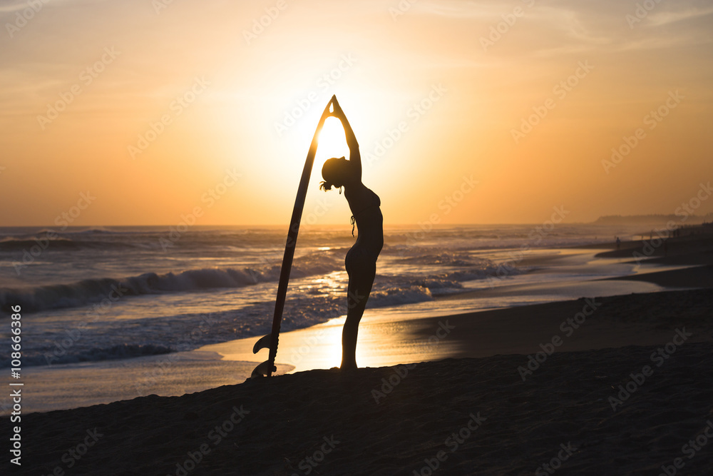 Foto de Stock Beautiful young surfer girl in bikini with surfboard on a ...