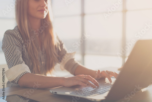 Fotografía Female writer typing using laptop keyboard at her workplace in the morning