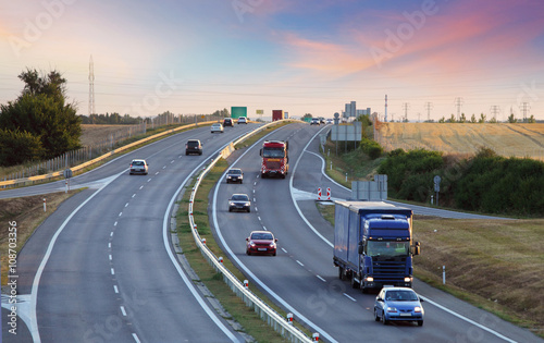 Plakat Transport drogowy z samochodami i ciężarówką