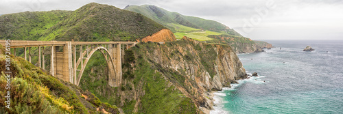 Fotomural Panorama of the Bixby Bridge, An historic bridge on California Highway One, near Big Sur in Monterey County, California
