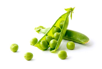 Wall Mural - fresh green peas isolated on a white background