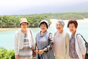 Wall Mural - 旅行をしている高齢者女性 日本人