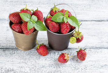 Wall Mural - Strawberry in a small bucket