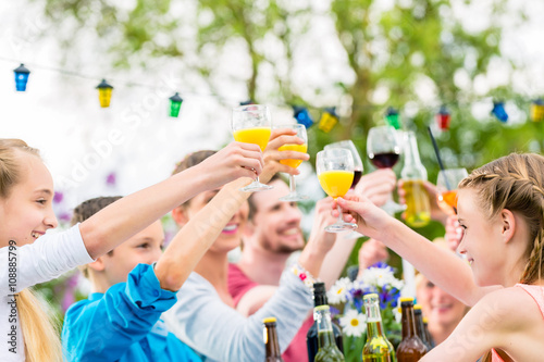Fotografía Friends and neighbors toasting on garden party