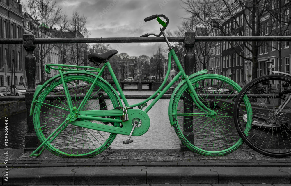zielony-rower-na-tle-czerni-i-bieli