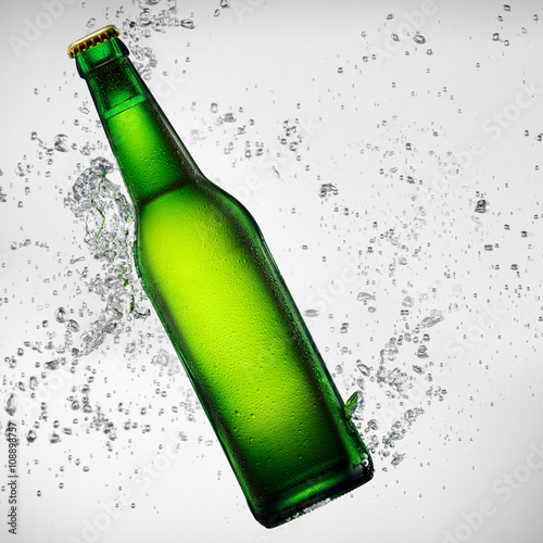 Naklejka dekoracyjna Beer bottle under water