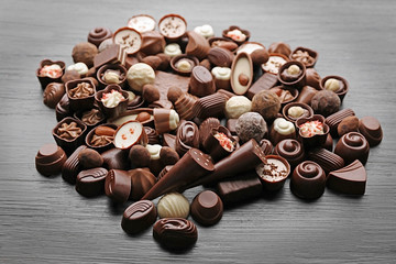 Canvas Print - Delicious chocolate candies on wooden background