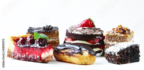 rozne-desery-ciastka-i-ciasta-na-bialym-tle