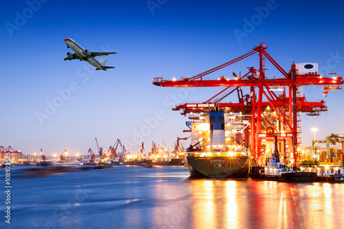 Fotografie, Obraz Průmyslová nádoba nákladní Trade Port scéna v noci