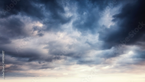 Fotografía Colorful dramatic sky with dark clouds