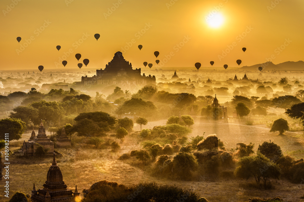 Wschód słońca nad Bagan w Myanmar - obrazy, fototapety, plakaty 