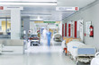 Leinwandbild Motiv Arzt Krankenhaus unscharf Flur Lift rot Bett