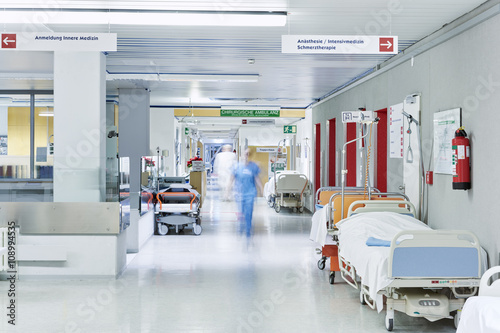 Fotografie, Obraz Arzt Krankenhaus unscharf Flur Lift rot Bett