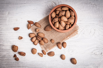 Wall Mural - Tasty almonds in bowl 