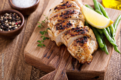 Fotomural Grilled chicken on a cutting board