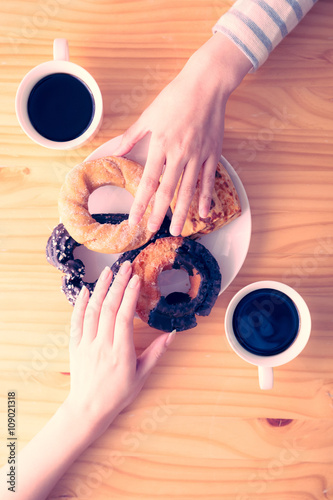 ドーナツを食べる2人の女性 女子会 コーヒータイム 俯瞰ショット Stock Photo Adobe Stock