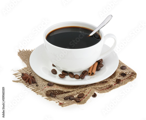 filizanka-kawy-z-podstawka-na-bialym-tle