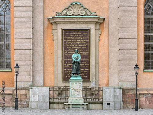 Fotografía Sculpture of Olaus Petri, a Swedish Protestant Reformer, in front of the Stockho