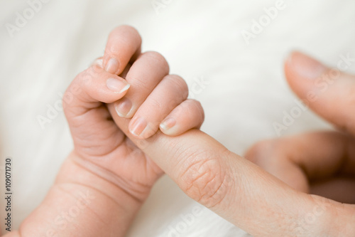 Baby Greift Nach Finger Der Mutter Stock Foto Adobe Stock