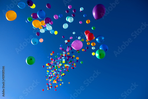 Dekoracja na wymiar  kolorowe-balony-latajace-na-niebie-party