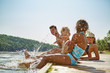 © Robert Kneschke - Familie am See hält Füße ins Wasser
