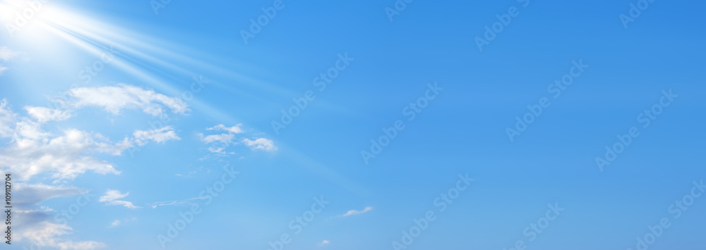 Template di un cielo con delle nuvole e dei raggi di sole nella parte sx  - obrazy, fototapety, plakaty 