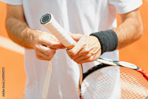 Cuadros en Lienzo Poniendo nueva cinta de agarre de la raqueta de tenis