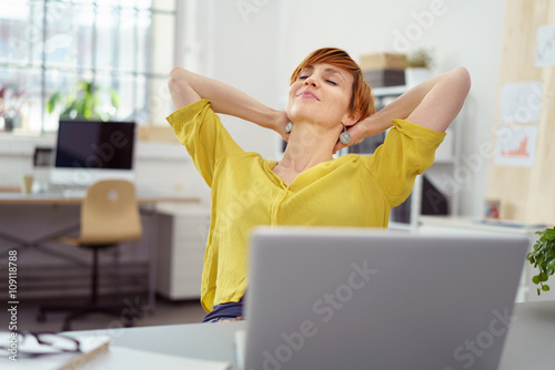 Fotografía frau im büro lehnt sich entspannt zurück