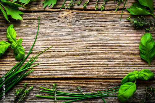Photo Fresh herbs on wooden background