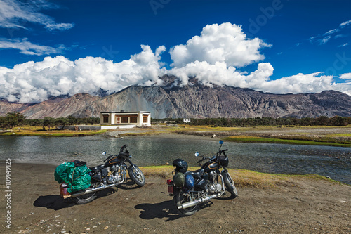 Obraz Dibond Dwa rowery w Himalajach. Ladakh, Indie