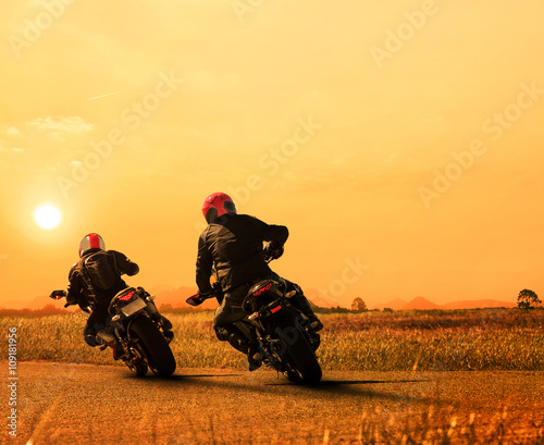 Fototapeta na szkło pary przyjaciel motocyklista jeżdżący na rowerze na autostradzie asfaltowej ponownie