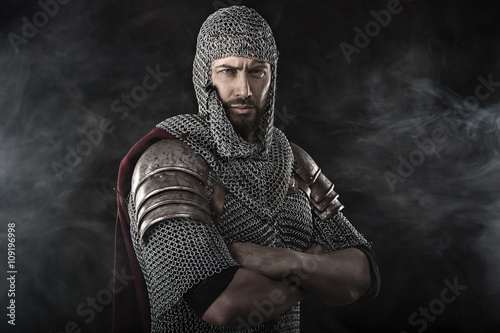 Plakat Średniowieczny wojownik z zbroją kolczugi
