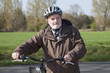Senior mit Fahrrad und Fahrradhelm, Nordrhein-Westfalen, Deutschland