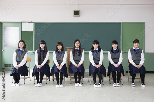 教室で一列に椅子に座る女子生徒stock Photo Adobe Stock 教室で一列に椅子に座る女子生徒stock Photo Adobe Stock